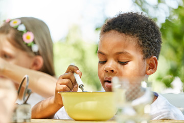 Afrikanischer Junge isst Müsli zum Frühstück