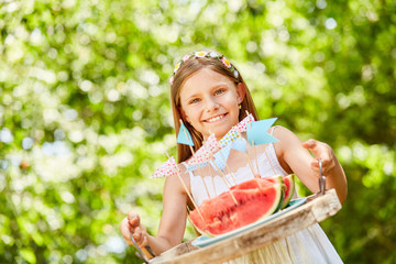 Mädchen serviert Wassermelonen als Snack