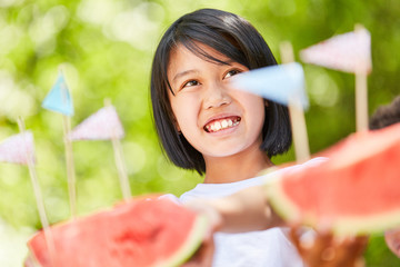 Lächelndes Mädchen serviert frische Wassermelonen