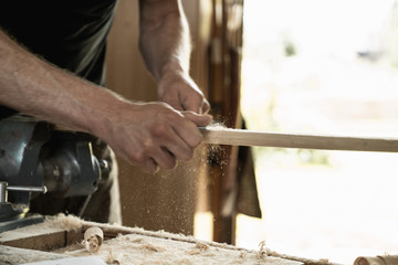 holzbearbeitung per hand mit raspel