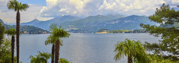 Panoramablick vom Park der Villa del Balbaniello auf den Comer See hinüber nach Bellagio