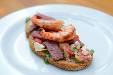 Bruschetta mit Roastbeef und Garnelen