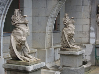 Fototapeta na wymiar gargoyle statues