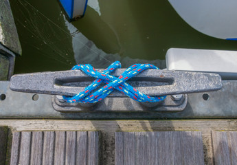 Kreuzknoten auf einer Klampe