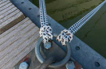 Eisenring zum anlegen mit dem Boot am Steg