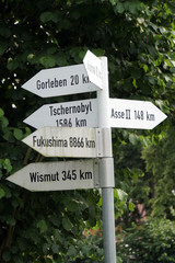 symbolischer Wegweiser gegen das Atommülllager Gorleben