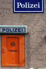 Fototapeta premium Symbolbild - Schild und Niotrufanlage an einer Polizeistation