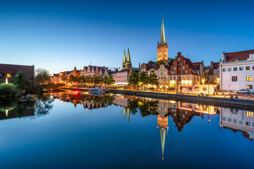 Fototapeta na wymiar Altstadt von Lübeck bei Nacht