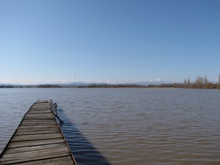 Naklejka premium wooden pier on the lake