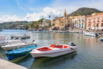 Foto auf Acrylglas Stadt am Wasser Boote in Marina Corta in der Stadt Lipari