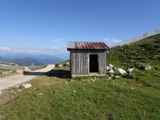 Schuppen neben einer Straße