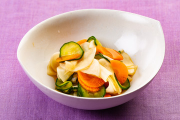 蕪とニンジン、キュウリの酢の物