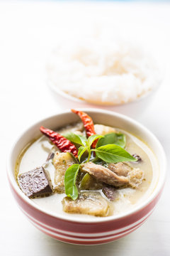 Green curry chicken (Kang Keaw Wan Gai) in a bowl and rice noodles, Thai food