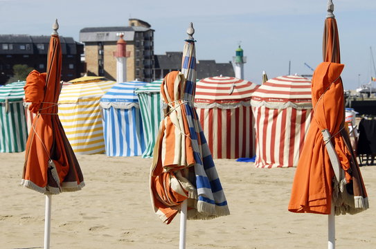 Ville de Trouville, les typiques parasols colorés de la plage, département du Calvados, Normandie, France 