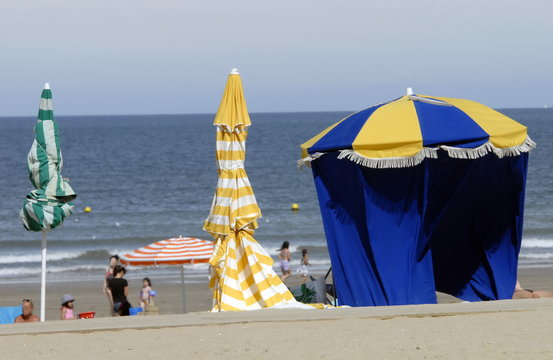 Ville de Trouville, les typiques parasols colorés de la plage, département du Calvados, Normandie, France 