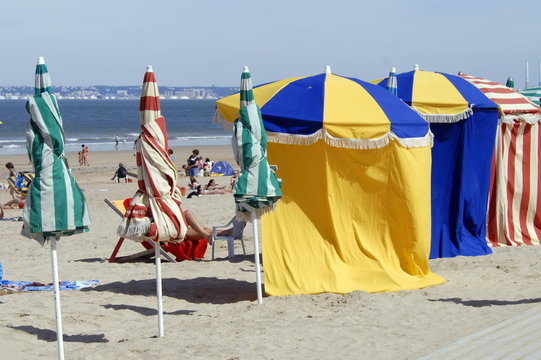 Ville de Trouville, les typiques parasols colorés de la plage, département du Calvados, Normandie, France 