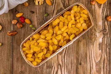 yellow dried raisins