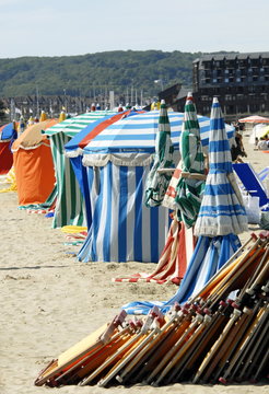 Ville de Trouville, les typiques parasols colorés de la plage, département du Calvados, Normandie, France 