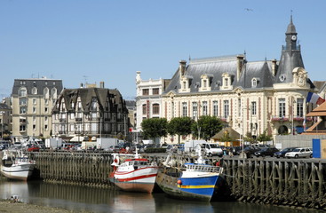 Fototapeta na wymiar Ville de Trouville, le port de pêche à marée basse, l'Hôtel de Ville, département du Calvados, Normandie, France 