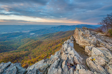 Fototapeta na wymiar Autumn sunset view from Little Stony Man Cliffs, along the Appalachian Trail in Shenandoah National Park, Virginia