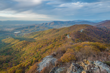 Fototapeta na wymiar Fall color and Blue Ridge Mountains from Little Stony Man Cliffs, on the Appalachian Trail in Shenandoah National Park, Virginia