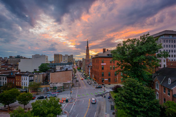 Saratoga Street at sunset, in downtown Baltimore, Maryland - obrazy, fototapety, plakaty