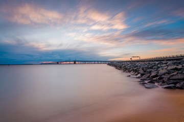 Fototapeta premium The Chesapeake Bay Bridge at sunrise, at Sandy Point State Park, Maryland