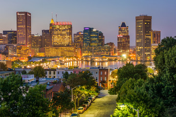 Naklejka premium View of the Inner Harbor skyline at night, in Baltimore, Maryland