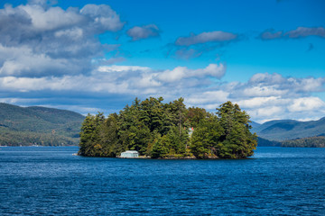 Fototapeta premium Tiny islands in the middle of Lake George