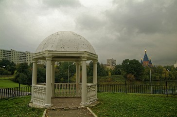 Obraz premium sleeping area on the outskirts of Moscow in autumn