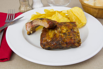 travers de porc et chips