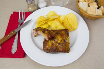 travers de porc et chips