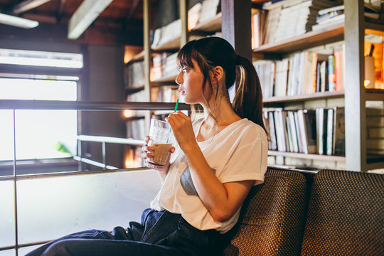 コーヒーを飲む女性