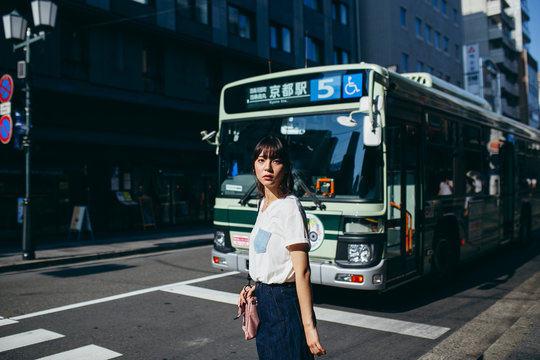 バスと女性