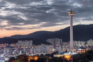 Fototapeta premium Niesamowity wieczorny widok wieży Busan o zachodzie słońca, Korea Południowa