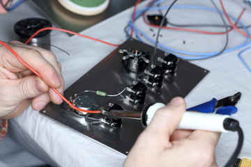 Draht an Elektrobauteil löten