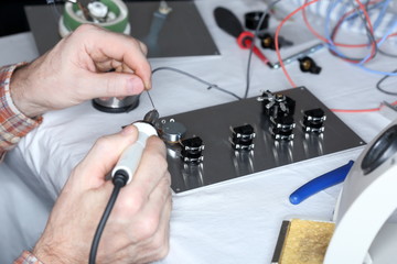 Lötarbeiten an Elektronikbauteilen