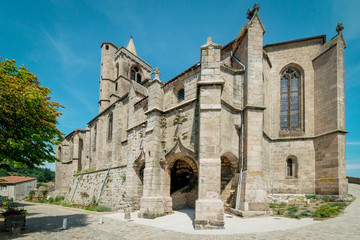 Fototapeta na wymiar Saint-Bonnet-le-Château-collégiale-arriere