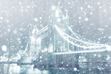 Obraz premium View of Tower Bridge in London with snow