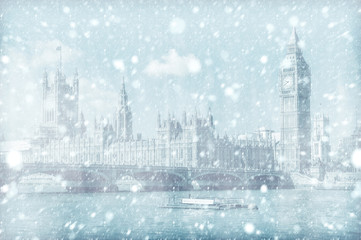 View of Westminster Bridge and House of Parliament with snow - obrazy, fototapety, plakaty