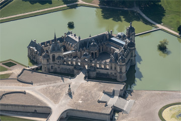 vue aérienne du château de Chantilly dans l'Oise en france
