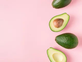 Foto op Plexiglas Halve en volledige rauwe avocado minimalisme pastel © Denira