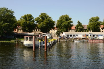 Fototapeta na wymiar Port fluvial de Potsdam (Allemagne) 