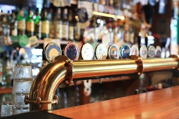 Papier Peint photo Café Bar classique avec comptoir de bar et robinets à bière