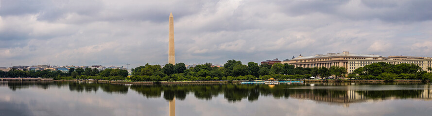 Fototapeta na wymiar Washington monument panoramic across the Tidal Basin