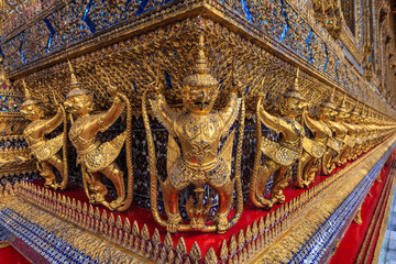 Obraz premium Golden Garuda's in Wat Phra Kaew