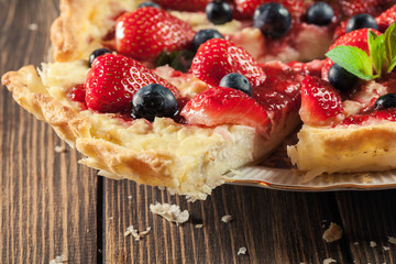 Tart with curd cheese, strawberries and blueberries