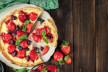 Tart with curd cheese, strawberries and blueberries