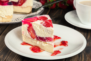 Cheesecake with strawberries, blueberry and jelly