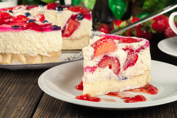 Cheesecake with strawberries, blueberry and jelly